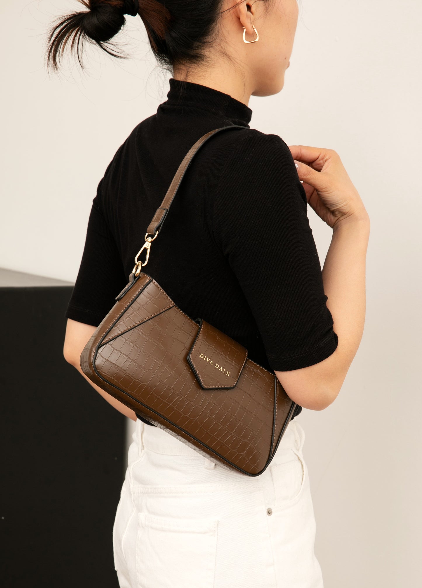 Croc-Embossed Shoulder Bag – Brown Edition